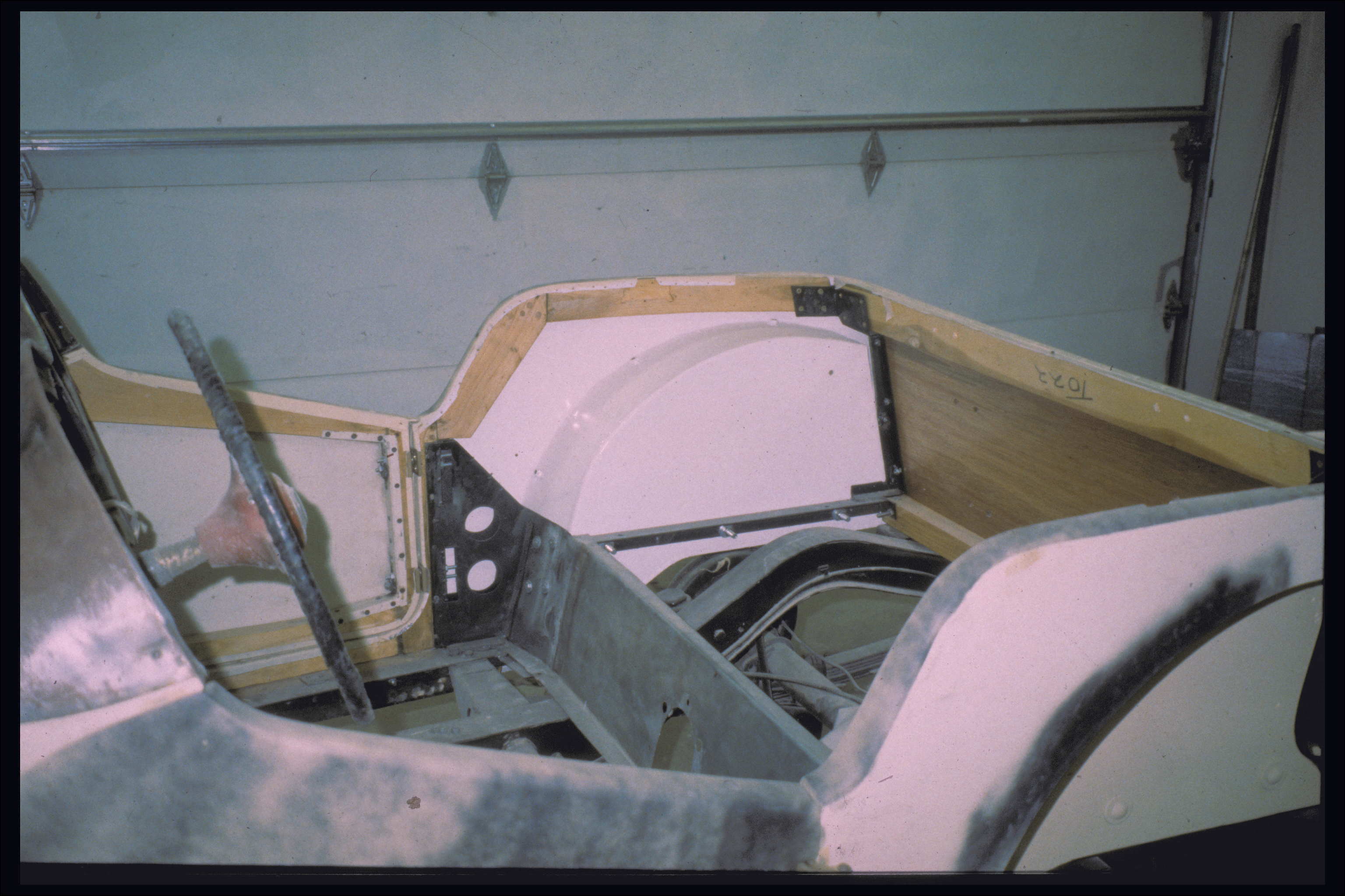 Right wheel well in colored primer, inside boot