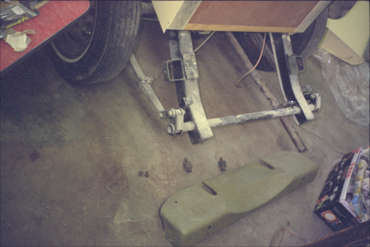 Frame tail end and rear splash pan