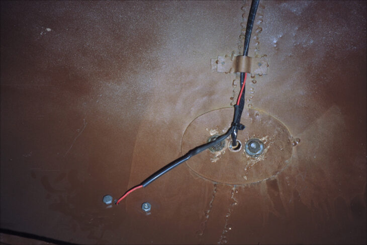 Under wing wiring to wing lamp