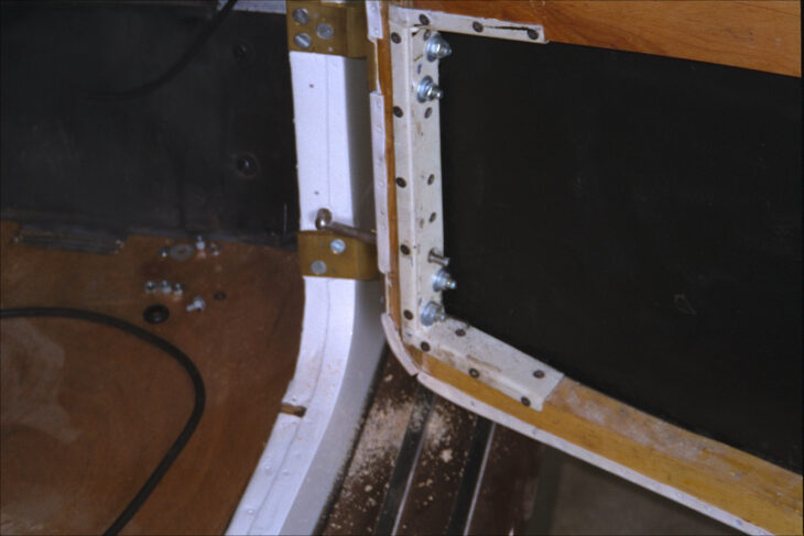 Door without stop; running board with rubber